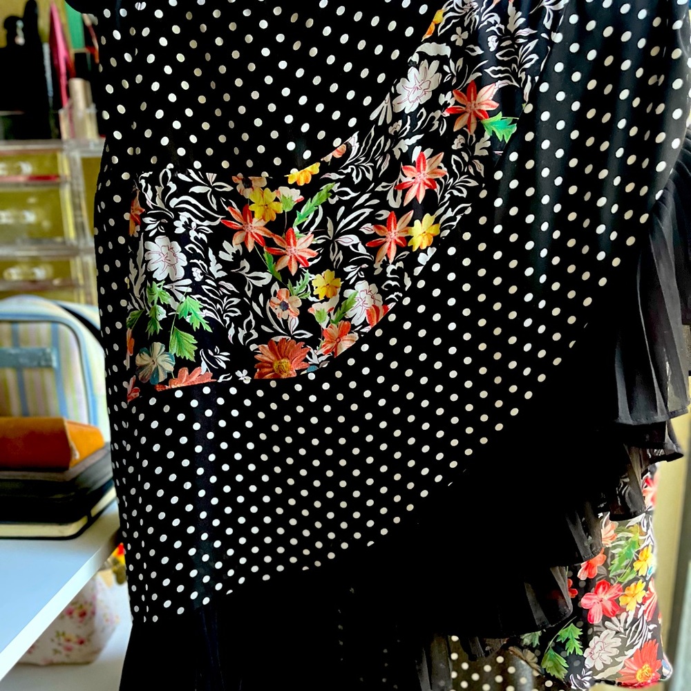 A cute high waist long skirt.side design that make it a nice for date night